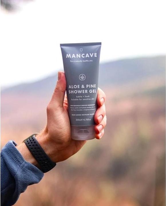 Immagine prodotto ManCave Gel doccia all'aloe e al pino 200ml per uomo Adatto a pelli sensibili Senza solfati Vegan Frien (200 ml)
