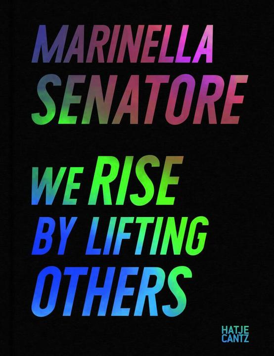 Immagine prodotto Marinella Senatore (Inglese, Tedesco, Chus Martínez, Helena Pereña, Jürgen Tabor, Marinella Senatore, Marion Blomeyer, Michael Buhrs, Nora Sternfeld, Théo-Mario Coppola, 2023)