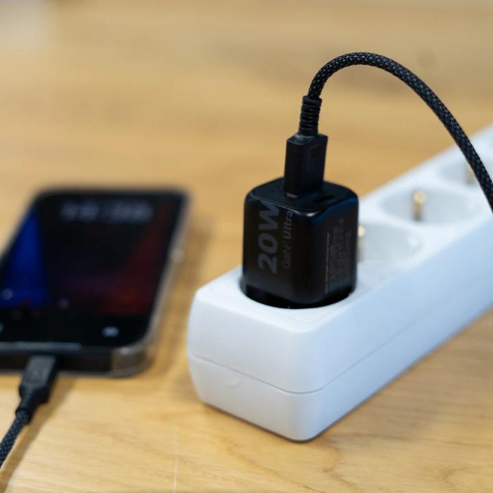 Image du produit Xtorm 1 x USB-C 20W, 1x USB-A 18W, ohne Kabel XEC020 black (20 W)