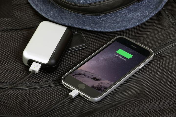 Actual product image Just Mobile Flat Lightning Cable LED Display Silver (1 m)