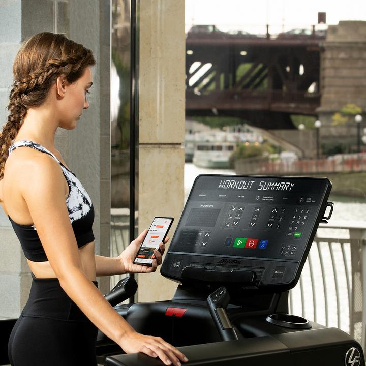 Actual product image Life Fitness Club Series Plus Treadmill with German SL Console