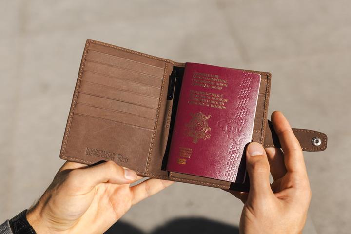 Produktbild Garzini AirTag Passport Holder, Java