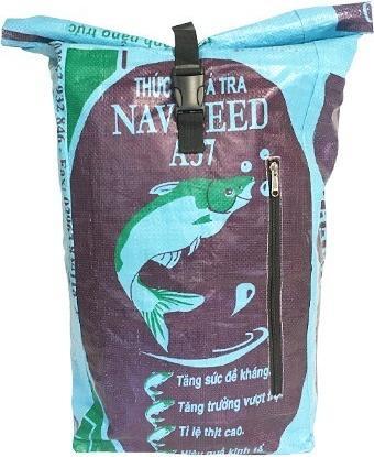 Produktbild Bekos Upcycling - Kurierrucksack aus recycelten Fischfuttersäcke blau / violett (40 l)