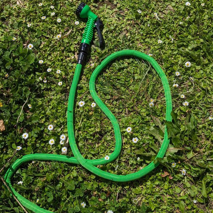 Actual product image Grüner Jan Dehnbarer Gartenschlauch mit Schnellanschluss & Brause, 2,5 - 7,5 m, grün (7.50 m, 9 mm)