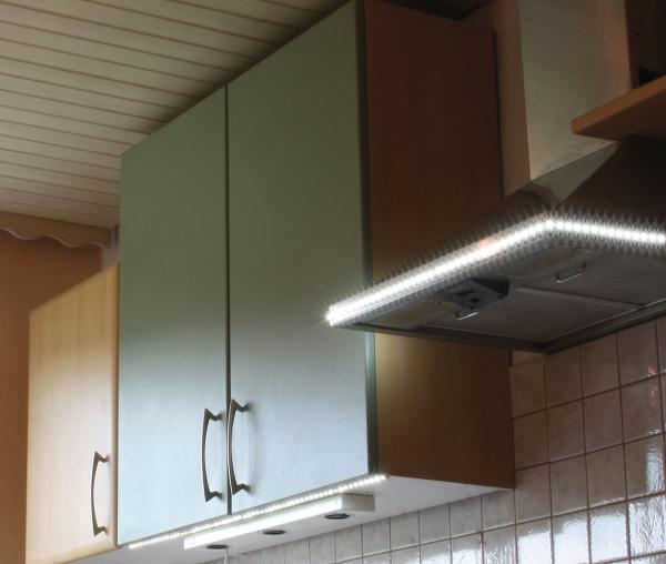 Actual product image Jamara LED Strip 5m 3528 60LED Indoor red 60 LED/m, self-adhesive (Red, 500 cm, Indoor)