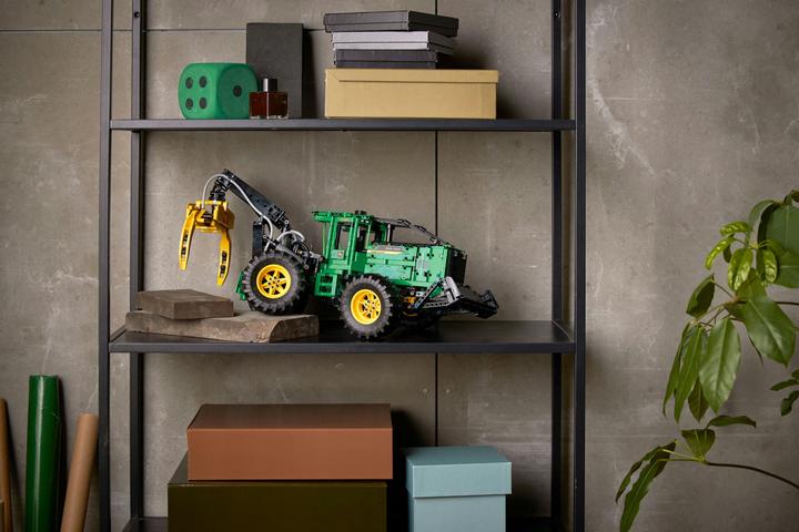 Actual product image LEGO John Deere 948L-II Skidder (42157, LEGO Technic)