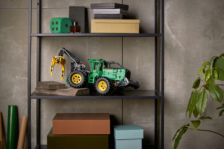 Actual product image LEGO John Deere 948L-II Skidder (42157, LEGO Technic)