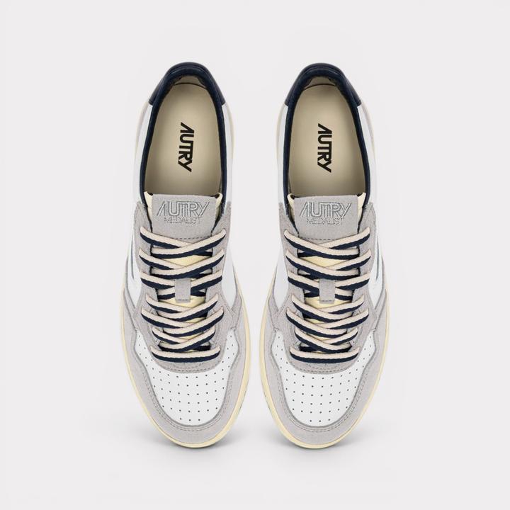 Actual product image Autry Medalist Low (40)