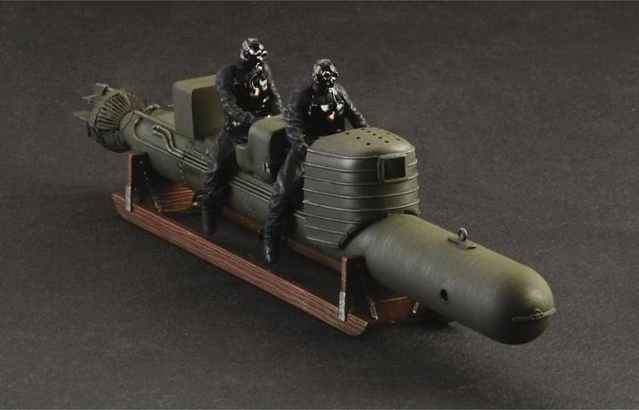 Actual product image 1:35 S.L.C. Maiale 200 m. Crew (2)