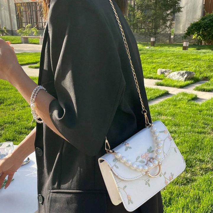 Actual product image Only-Bags.Store Elegante, floral bestickte, quadratische Mini-Tasche mit Kunstperlen-Akzenten und verstellbarem