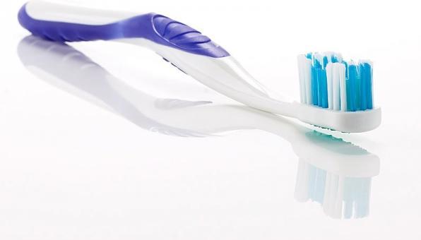 Image du produit Newgen medicals Lot de 12 brosses à dents de marque avec gratte-langue, MEDIUM, 4 couleurs (Moyen, 12 x)