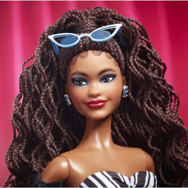 Immagine prodotto Barbie Signature Sammelpuppe zum 65. Jubiläum mit braunen Haaren und schwarz-weisser Robe