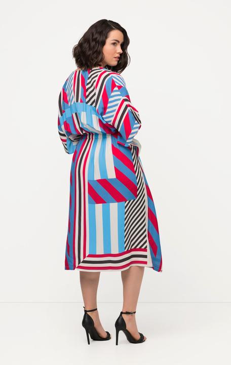Image du produit Ulla Popken Robe midi oversize, imprimé graphique. Col rond et manches courtes. (46, 48)