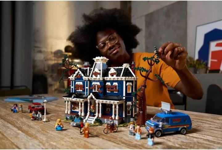 Actual product image LEGO Stranger Things: The Creel House (11370, LEGO Icons)