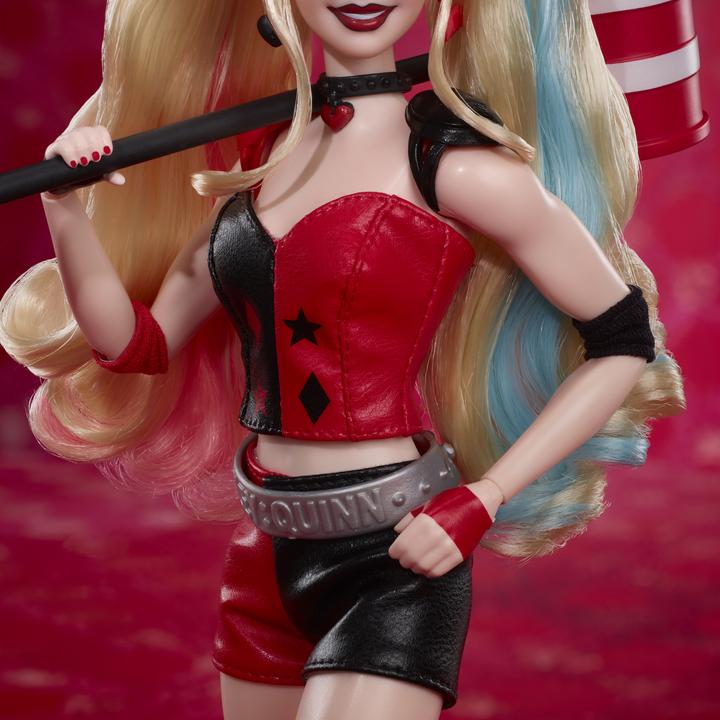 Actual product image Barbie Signature Harley Quinn Sammlerpuppe mit beweglichem Körper, ikonischem Outfit und Schlägel