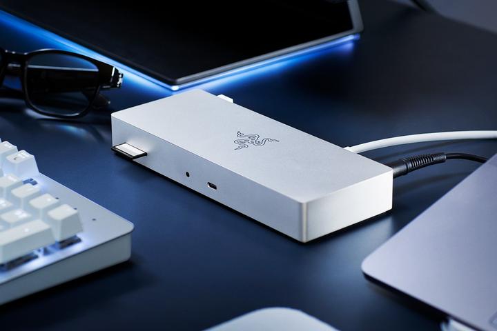 Actual product image Razer RC21-01690200-R3U1 (Thunderbolt, 8 ports)