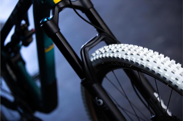 Actual product image Onza Porcupine White Skinwall (29 x 2.40, 61-622)