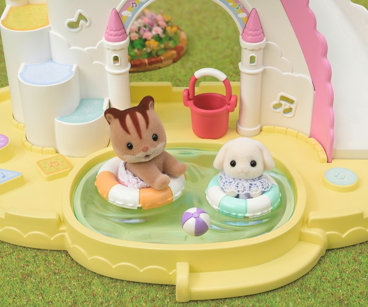 Produktbild Sylvanian Families Erlebniskindergarten Sandkasten und Pool mit Figur