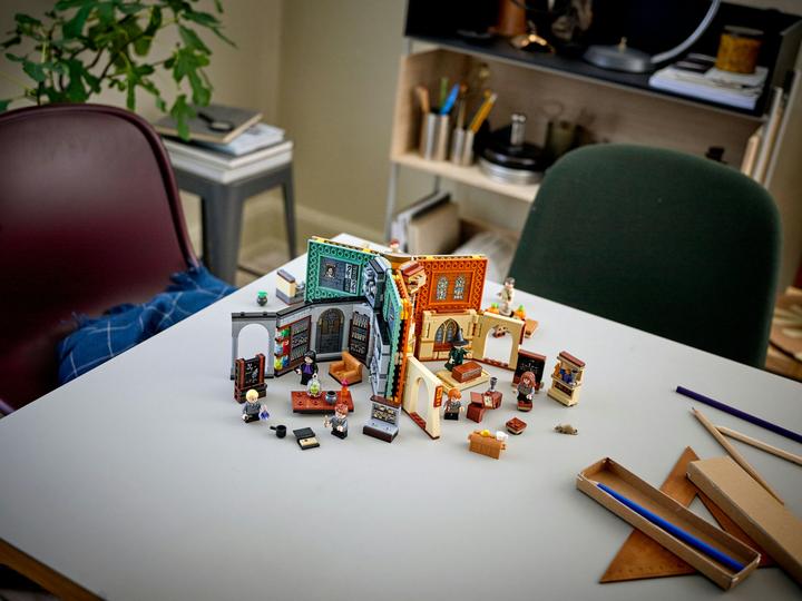 Image du produit LEGO Le moment de Poudlard : la classe de transformation (76382, LEGO Harry Potter)