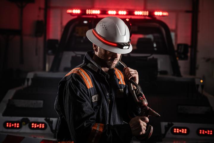 Actual product image Coast LHS500R Wiederaufladbare Helmleuchte mit 360-Grad-Sicherheitslicht (447 lm)