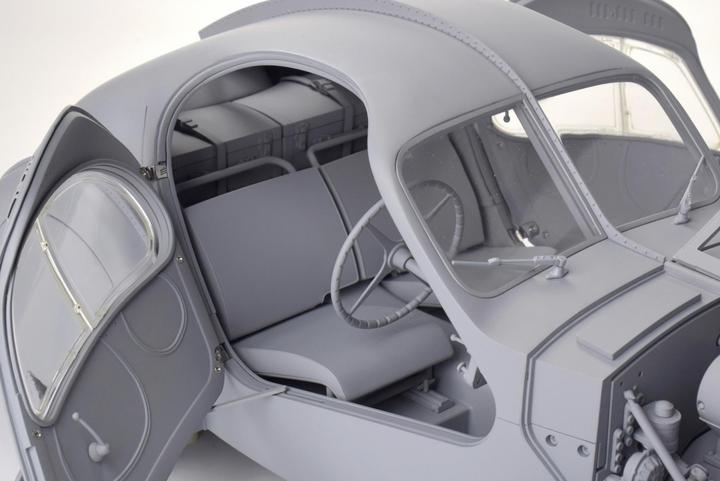 Actual product image 1:8 IXO Bugatti 57 SC