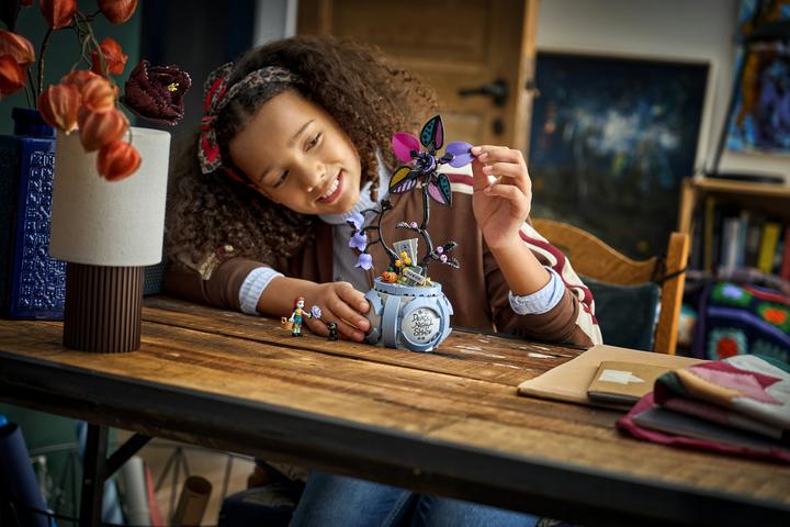 Actual product image LEGO Sally's flower pot (43288, LEGO Disney)