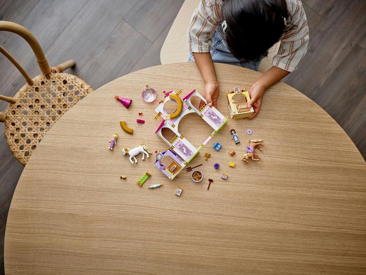 Actual product image LEGO Disney Princess 43195 Belle & Rapunzel horse stable (43195, LEGO Disney)