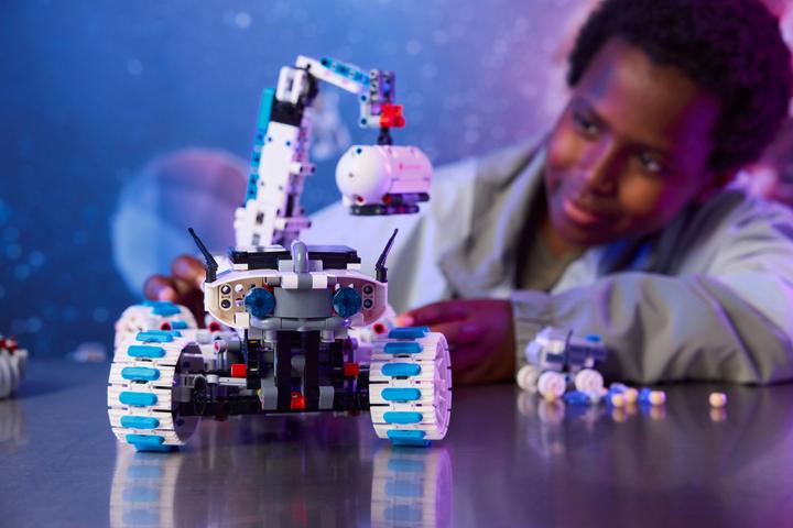 Produktbild LEGO Lunar Outpost Mondrover-Raumfahrzeug (42211, LEGO Technic)