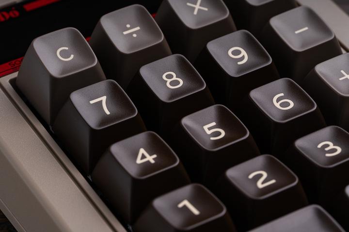 Produktbild 8bitdo Retro 18 Mechanical Numpad (C64 Edition) - Numpad (Nummernblock, Kabelgebunden, Kabellos)