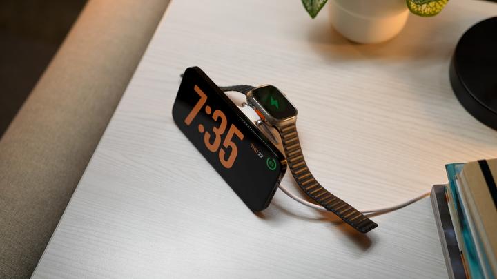 Image du produit Targus Qi2 2-en-1 Support de charge magnétique WH (15 W)