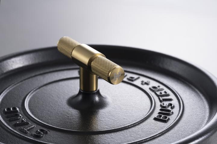 Actual product image Staub - Buster + Punch Knob - Messing - 8 cm (8 cm, Metal)