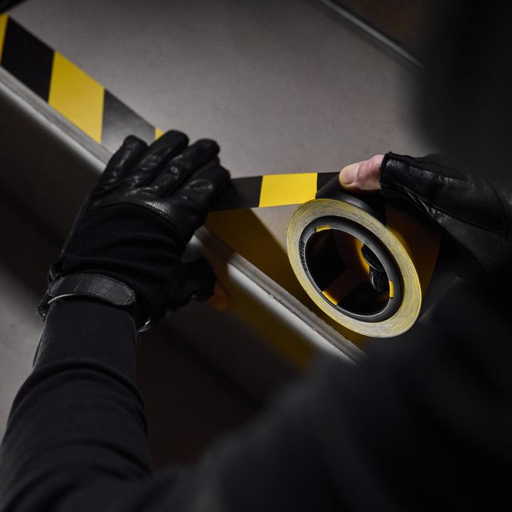 Produktbild Defender EXA-TAPE® VALUE BY 50 - PVC Warnband | schwarz/gelb | 50 mm x 33 m (50 mm)