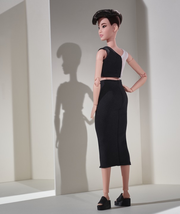 Productafbeelding Barbie Signature Looks Doll: Petite (kort zwart haar).