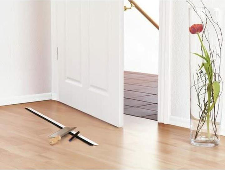 Produktbild tesa tesamoll STANDARD Türdichtschiene, selbstklebende Türdichtung für glatte Böden (0.10 kg, Weiss)