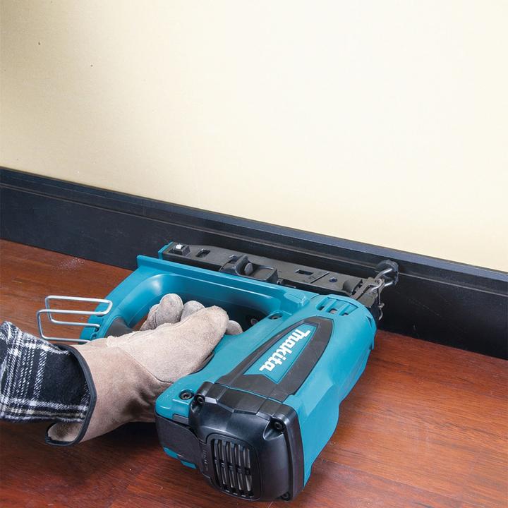 Immagine prodotto Makita Chiodatrice a gas a testa ribaltabile a batteria