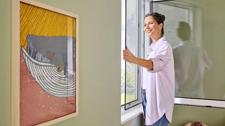 Produktbild tesa CLIP-ON Insektenschutz mit Anklipsrahmen für Fenster, zuschneidbarer Rahmen, ohne Bohren (100 x 120 cm)