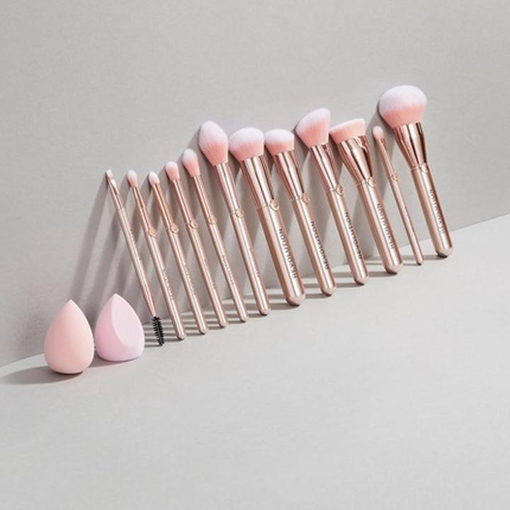 Actual product image Makeup Revolution R6 Soft Focus Brush - Face brush (Foundation)