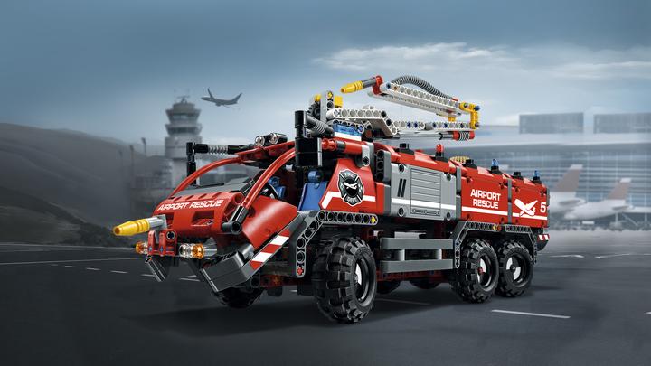 Actual product image LEGO Technic airport fire engine (42068, LEGO Technic)