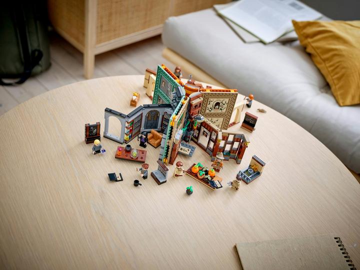 Image du produit LEGO Le moment de Poudlard : la classe de transformation (76382, LEGO Harry Potter)