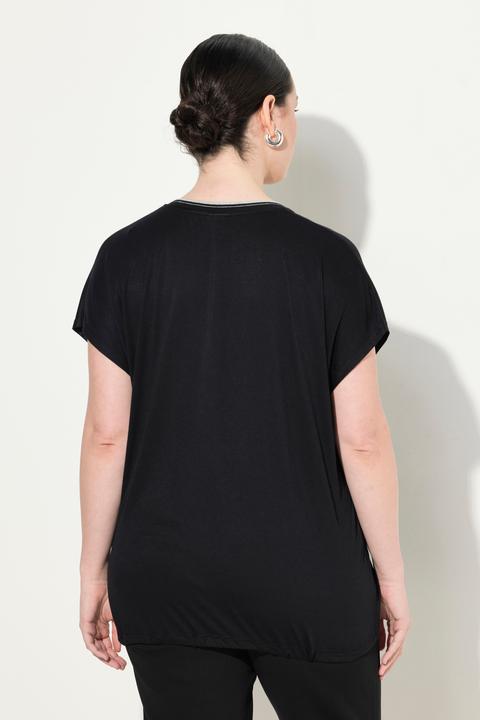 Image du produit Ulla Popken Blouse avec satin sur le devant. Décolleté en V et manches courtes. Cordon de serrage à la base. (46, 48)