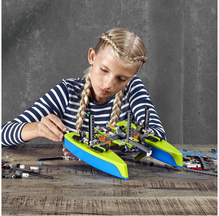 Image du produit LEGO Technique : Catamaran (42105, LEGO Technic, LEGO DC)