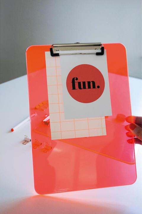 Image du produit Maul Porte-bloc néon, DIN A4, plastique transparent-orange, plat, borne à clip nickelée (22,5 x 32 cm)