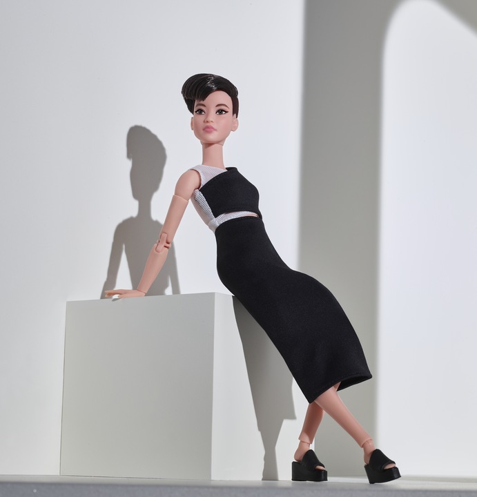 Productafbeelding Barbie Signature Looks Doll: Petite (kort zwart haar).
