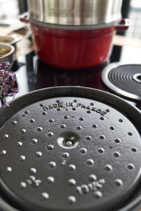 Produktbild Staub Cocotte mit Dämpfeinsatz 26cm, rund, Kirsch-Rot, Gusseisen (26 cm, Bräter + Schmortopf, Gusseisen)