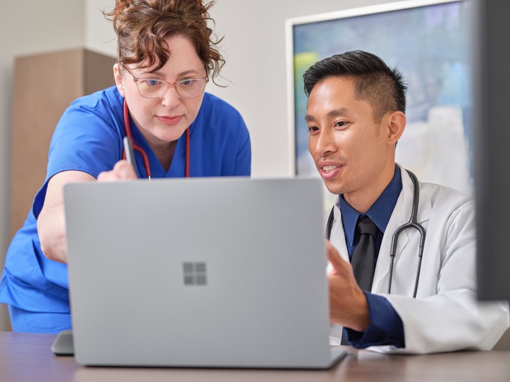 Produktbild Microsoft Surface Laptop 4 - 15" Convertible - 38,1 cm (15", AMD Ryzen 7 4980U, 8 GB, 256 GB, DE)