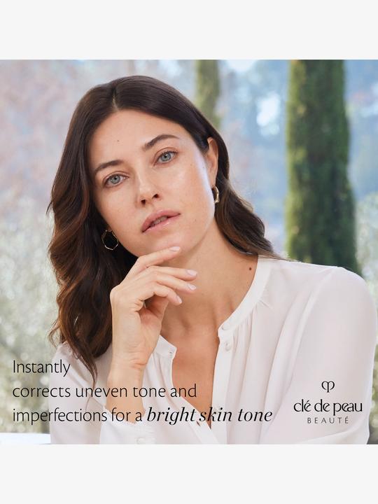 Actual product image Clé De Peau Cle De Peau Radiant Corrector For Eyes (Ivory)