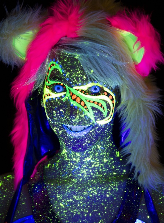 Produktbild Maskworld Glow Jahreslinsen Blaue UV Party Kontaktlinsen (Blau)