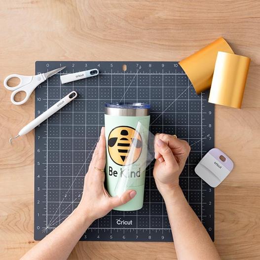 Produktbild Cricut Joy StrongGrip Transferfolie 13.9 x 121.9 cm, Transparent