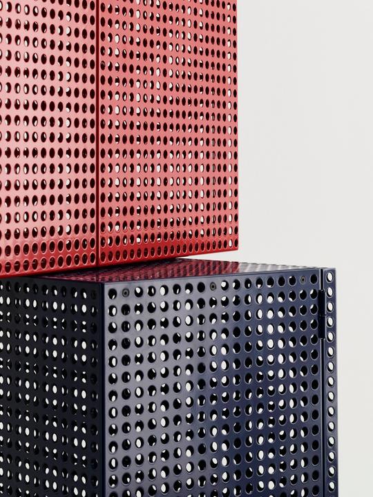 Produktbild HAY - Perforated Wandschrank Klein - H 45cm - Weinrot