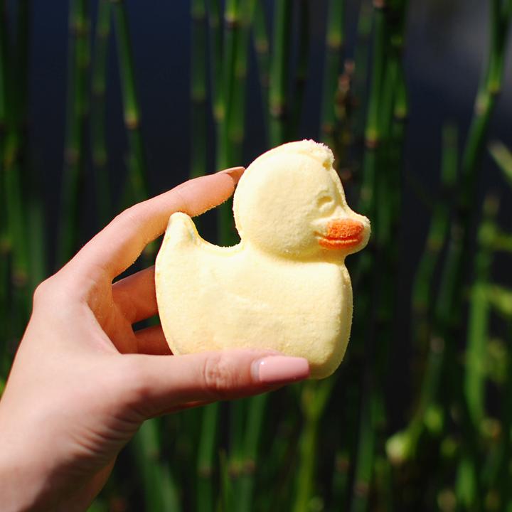 Produktbild Accentra Badefee Badebombe "Lady Duck" (Badekugeln, 240 g)